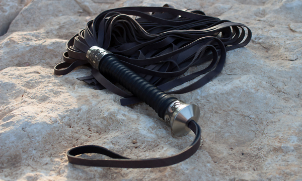 heavy cowhide flogger 4